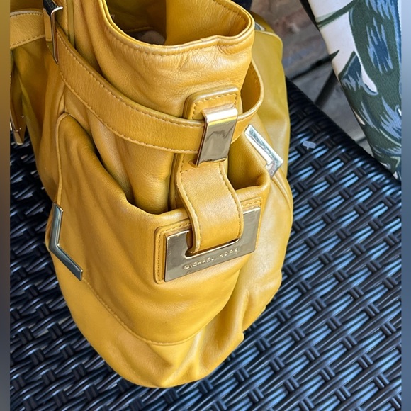 Michael Kors Beverley Mustard Yellow- Gold Drawstring Bag- rare vintage - Picture 11 of 16